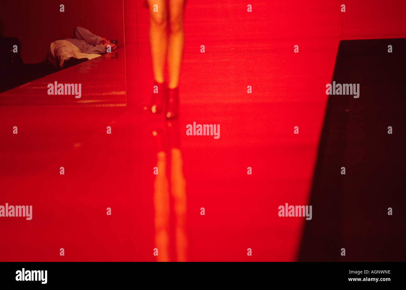 Ein Mann fotografiert eine Modell auf dem roten Laufsteg auf der London Fashion Week Stockfoto