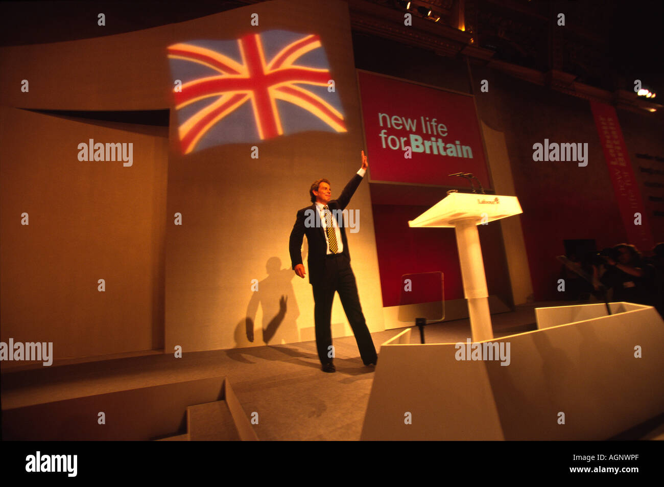 Tony Blair "Wellenlinien" dem Publikum der Labour-Parteitag Blackpool UK Stockfoto