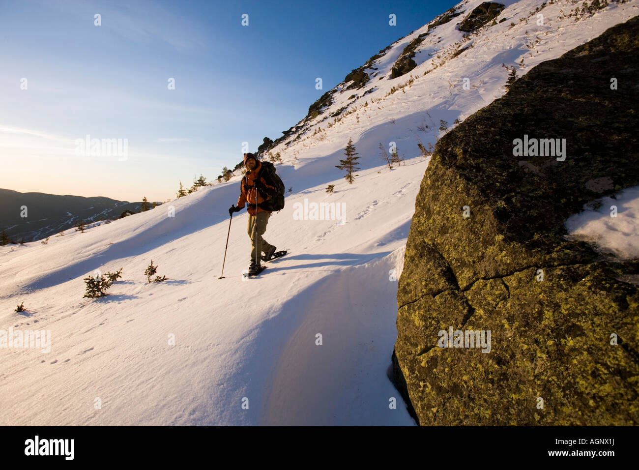 Ein Mann Schneeschuhe in Tuckerman Schlucht in New Hampshire s White Mountains Stockfoto