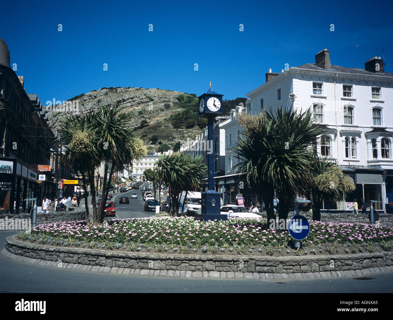 Blick entlang der oberen MOSTYN STREET in Richtung der Great Orme Llandudno Conwy Nordwales UK Stockfoto