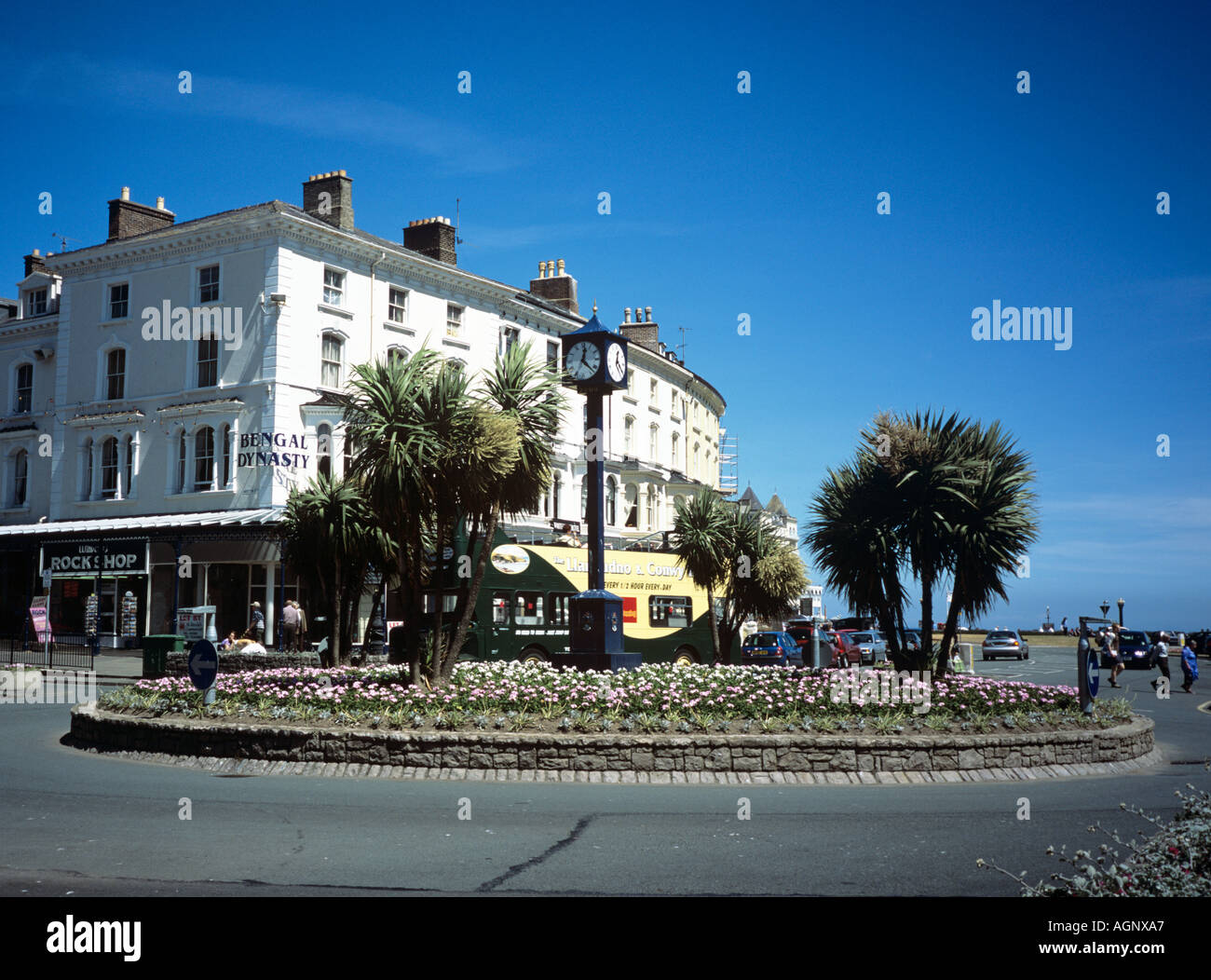 Verkehrsinsel und CLOCK auf Mostyn Straße in der geschäftigen und eleganten viktorianischen Küstenstadt Llandudno Conwy North Wales UK Stockfoto