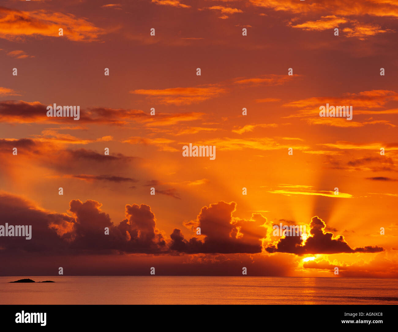 Ruhige Szene der Ruhe mit dramatischen roten Sonnenuntergang an der Westküste von Schottland Großbritannien Stockfoto