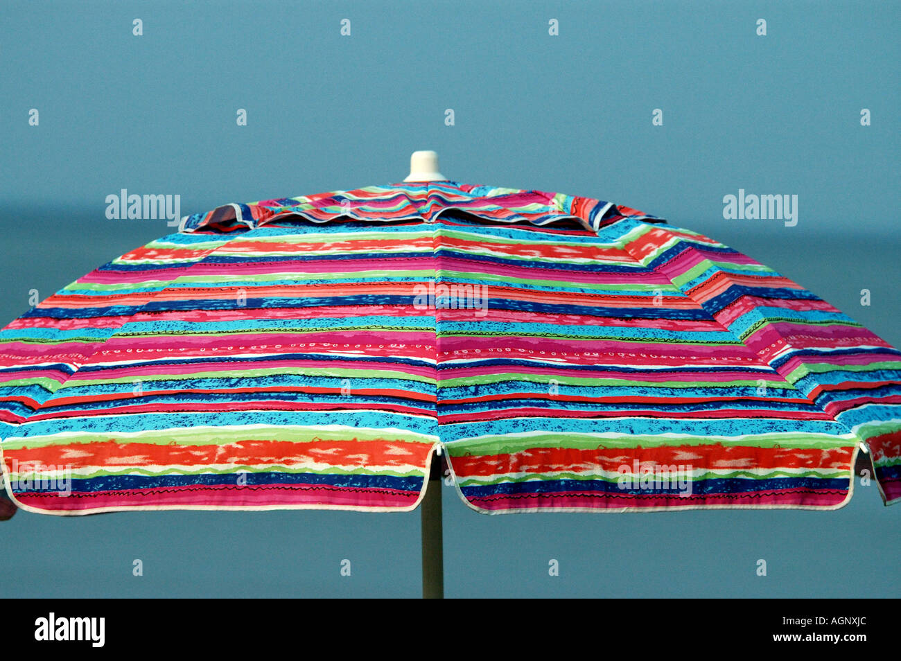 Strand offenen Regenschirm helle Farben Stockfoto