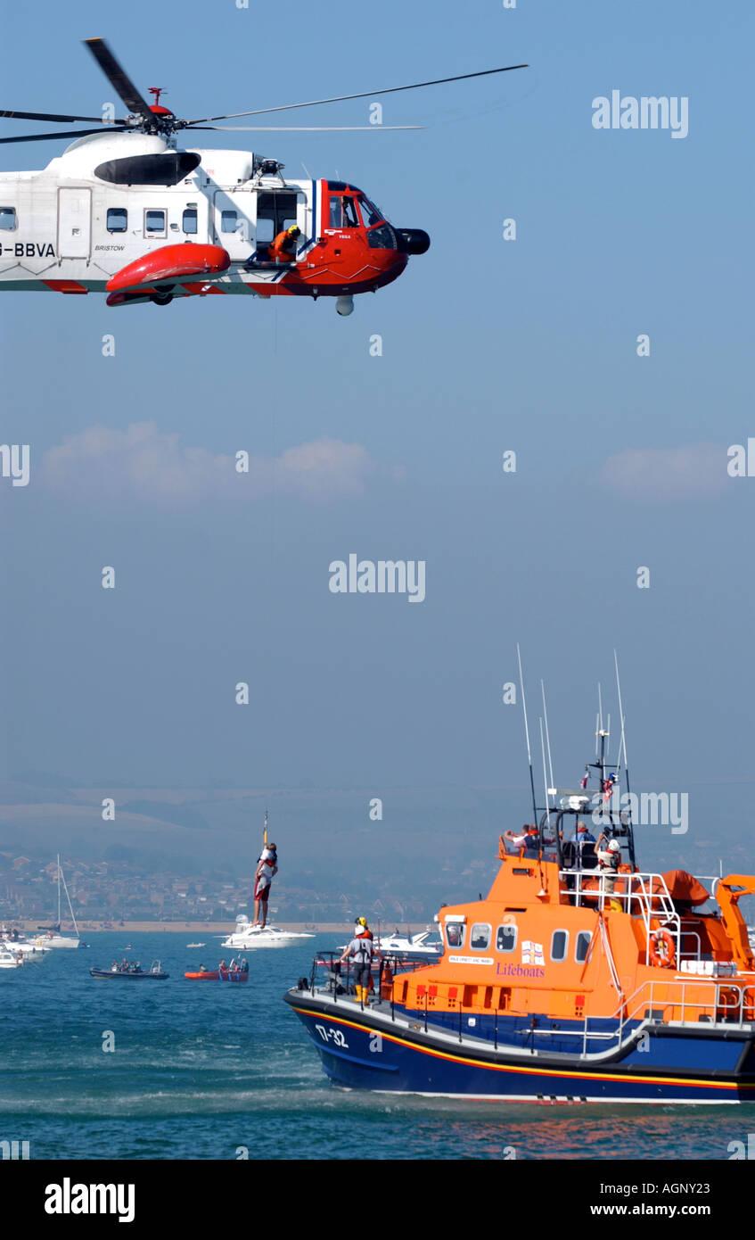 Küstenwache Hubschrauber Windenbetrieb zu Weymouth Rettungsboot England UK Stockfoto