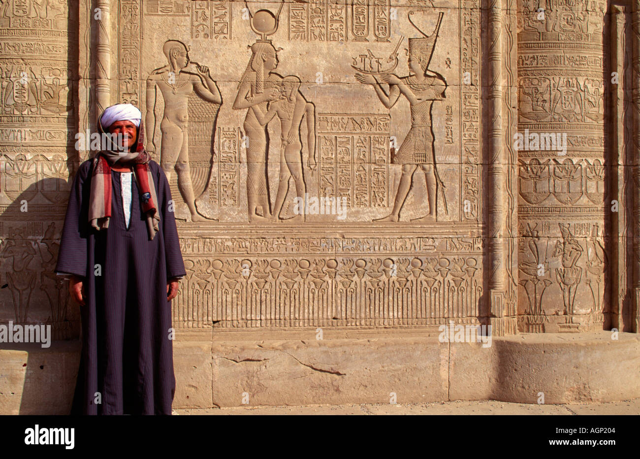 Hieroglyphen in den Tempel der Hathor in Dendera, Ägypten Stockfotografie -  Alamy