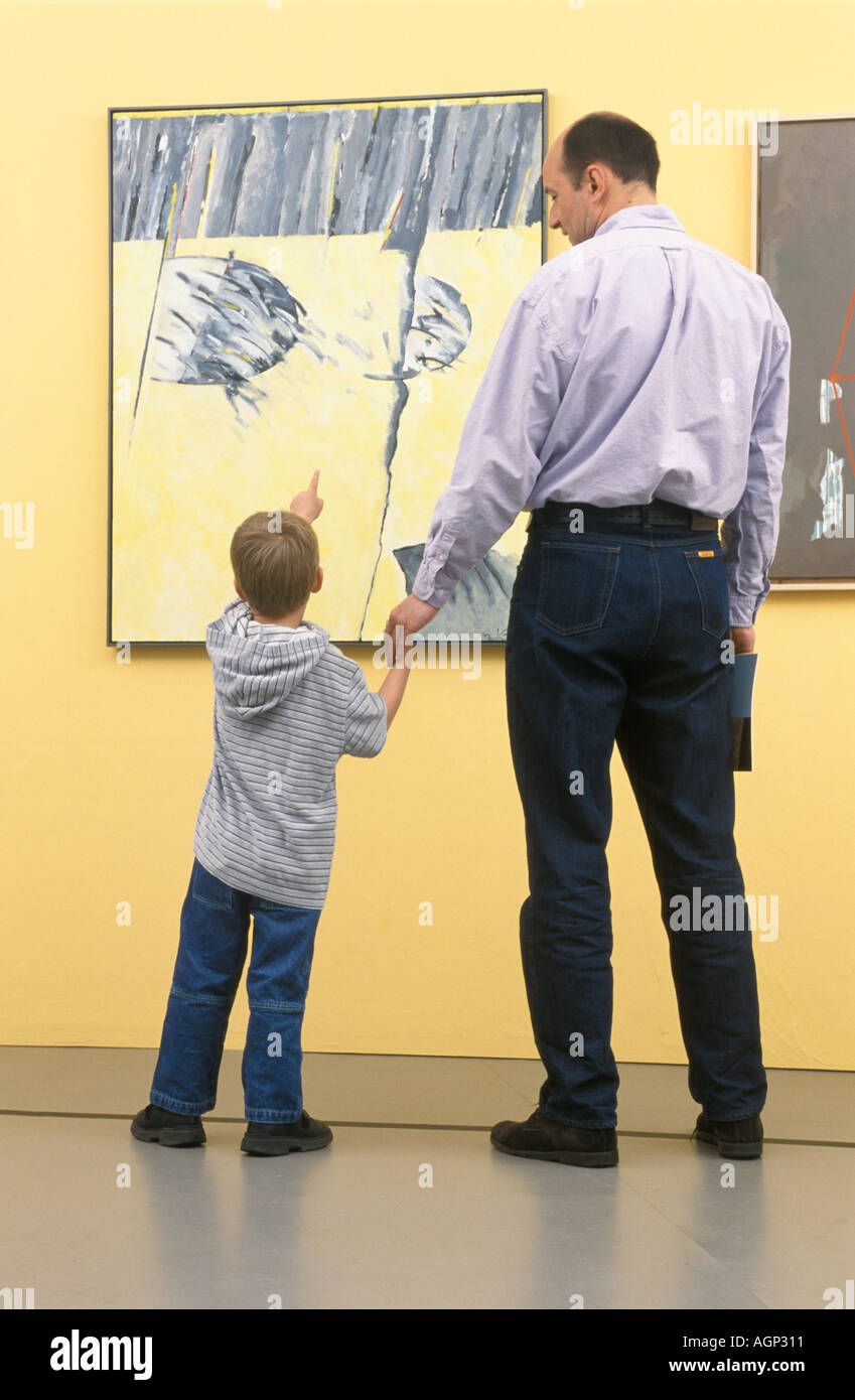 Vater und Kind in Kunstgalerie Stockfoto