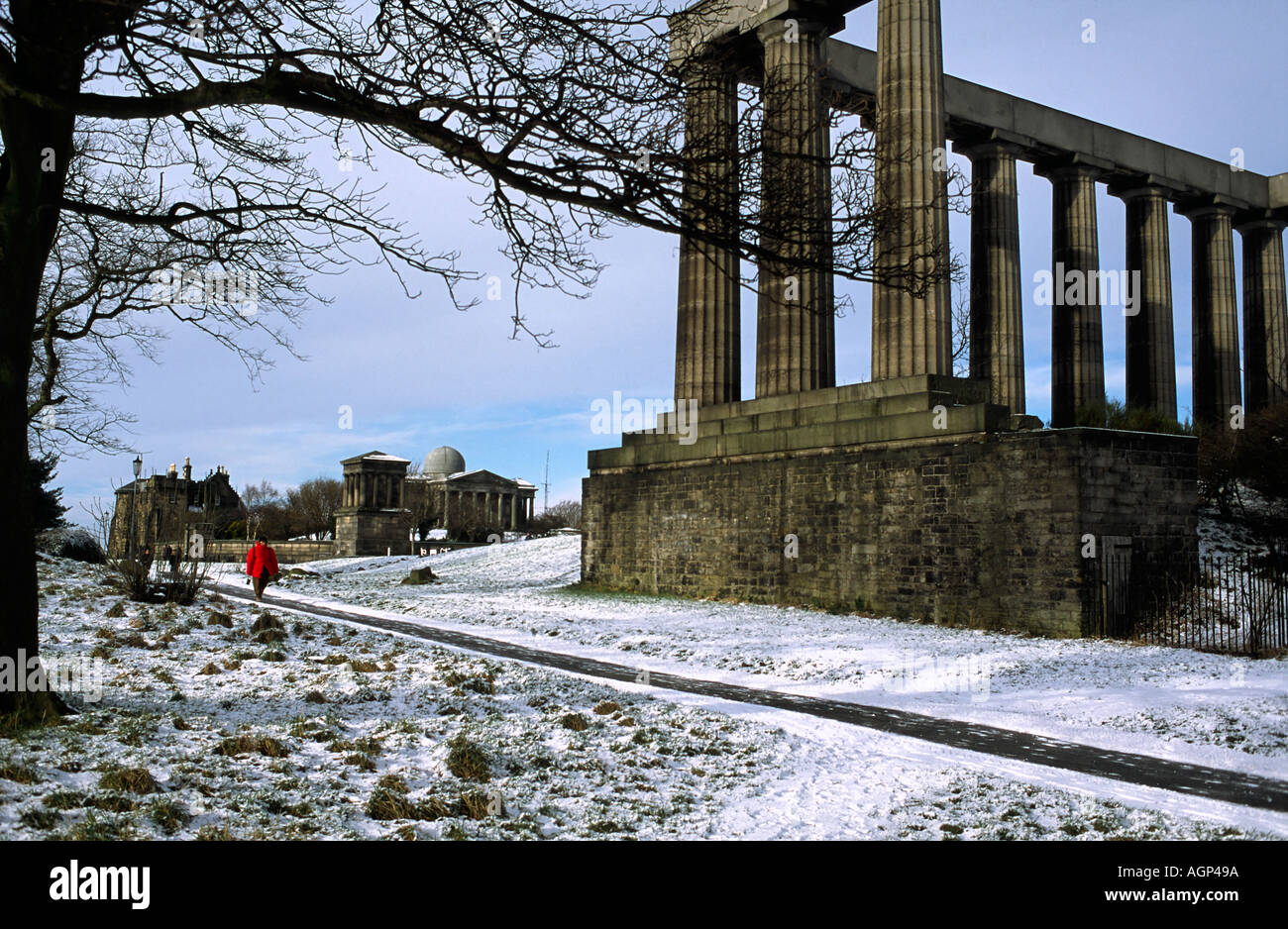 Edinburgh Calton Hill. Das National Monument und Schnee bedeckten Boden Stockfoto