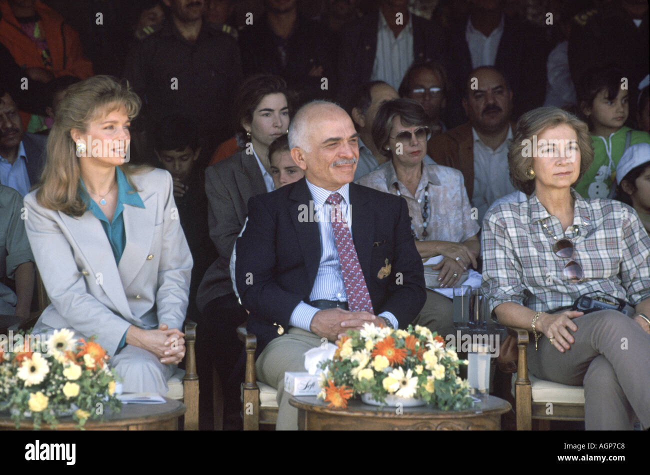 Königin Noor L König Hussein von Jordanien mit Königin Sophia von Spanien Wadi Rum Jordan in der Mitte 1990 s Stockfoto