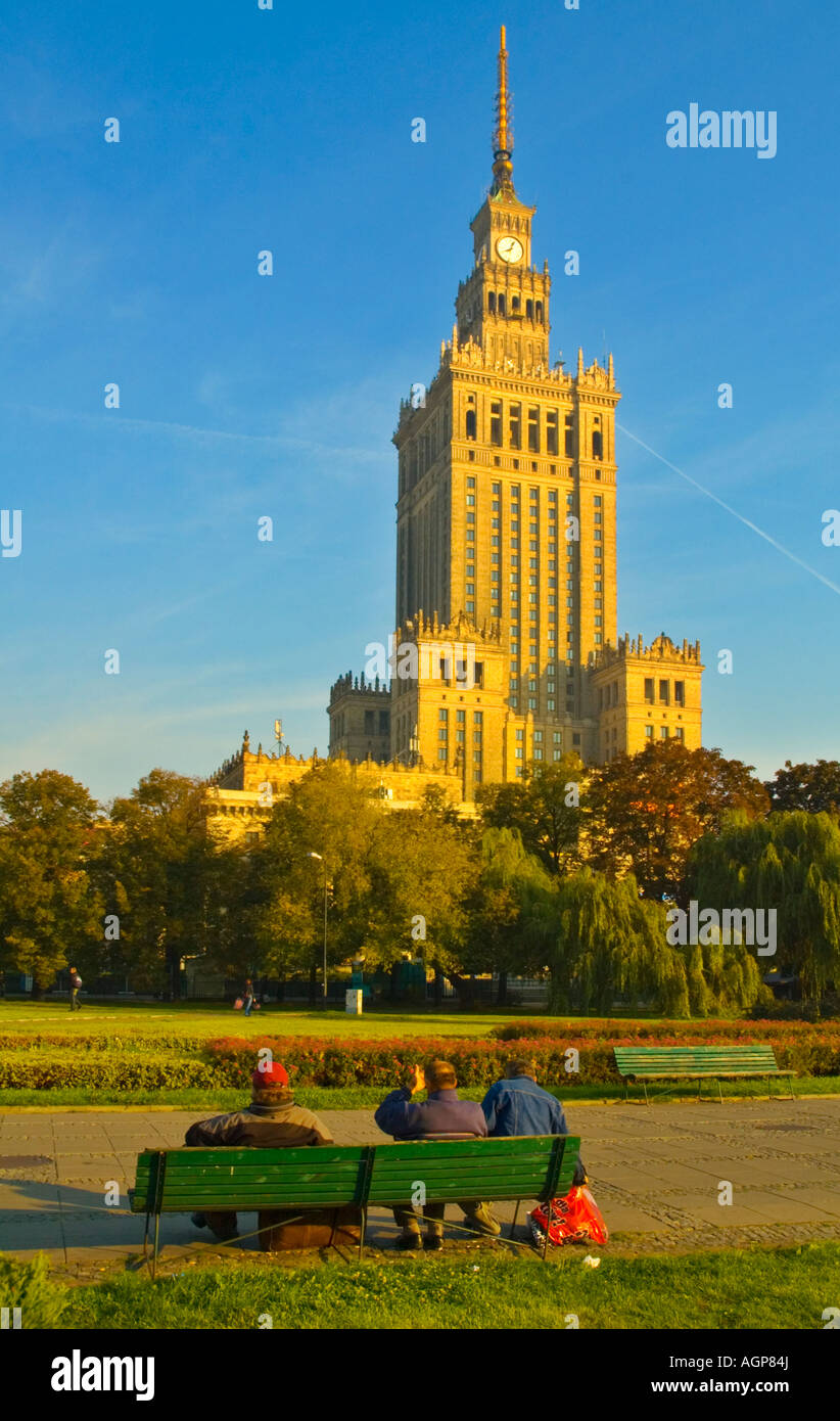 Menschen vor dem Palast der Wissenschaft der Kultur in Mitteleuropa Warschau Polen Stockfoto
