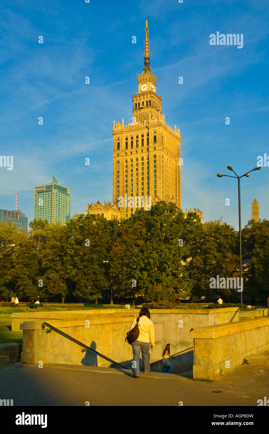 Menschen untertauchen vor Palast der Wissenschaft und Kultur in Mitteleuropa Warschau Polen Stockfoto