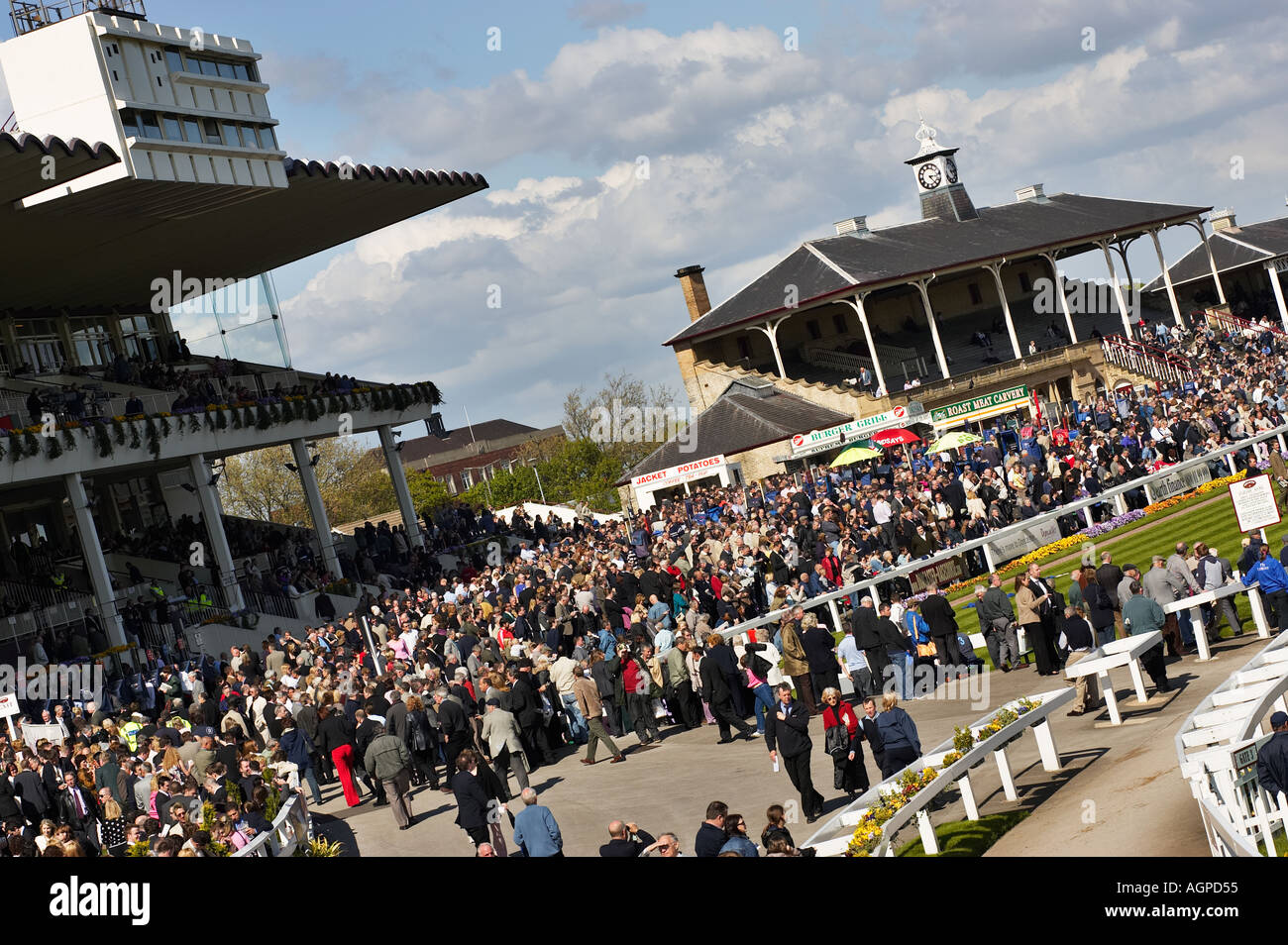 Massen von Menschen in Doncaster Racecourse Yorkshire England Großbritannien Stockfoto