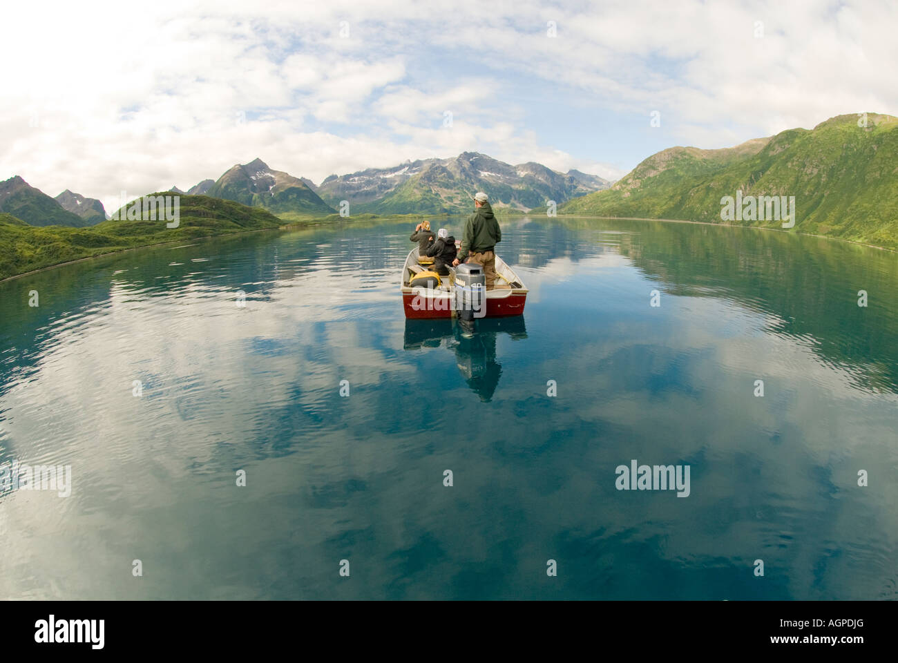 Alaska Südwesten Touristen genießen eine Boot Fahrt auf Nuyakuk See Holz-an St. und Park Kilbuck Mountain Range Stockfoto