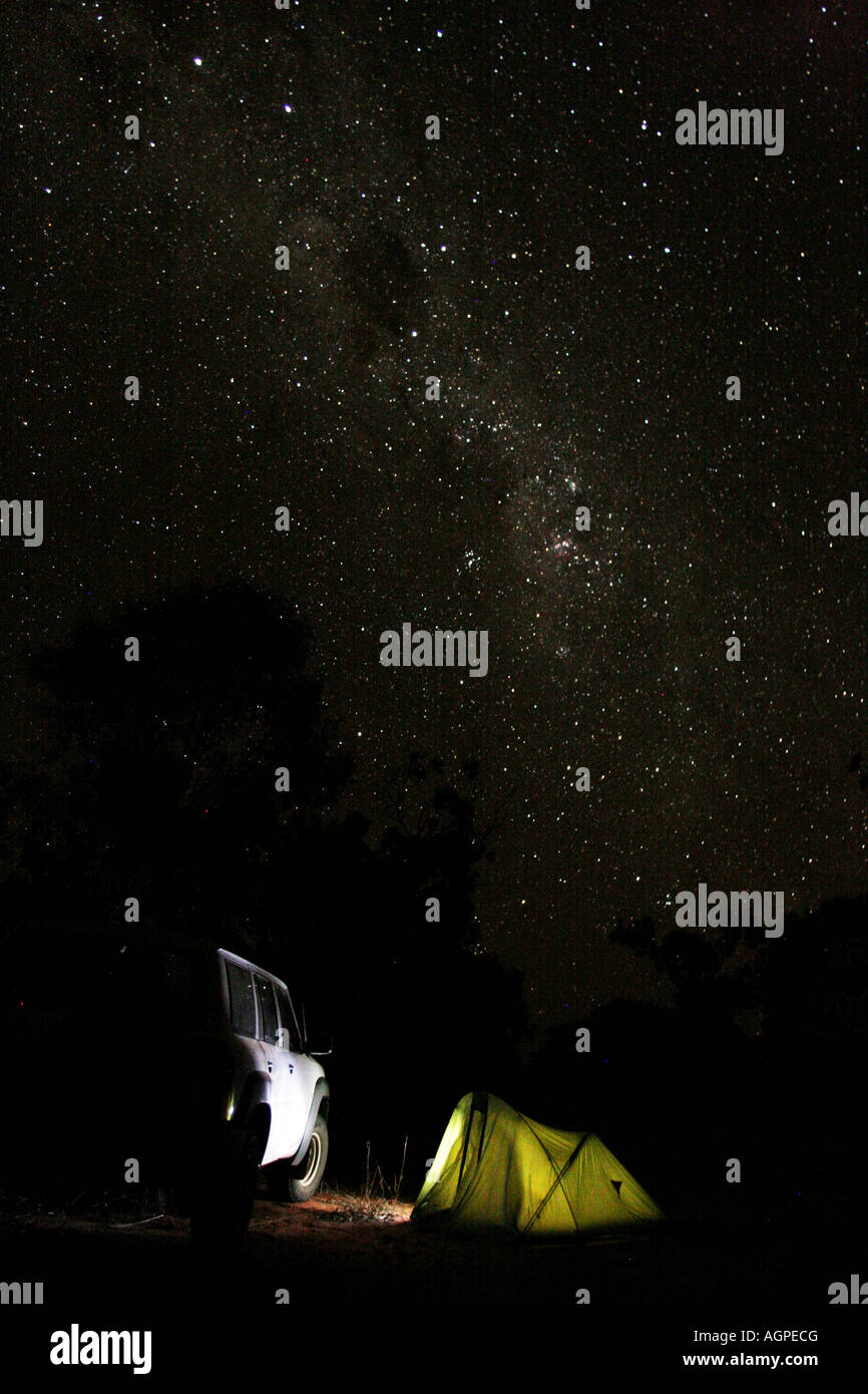 Buschcamping unter eine lebendige Sternenhimmel in der Nähe von Cape Leveque Western Australia Stockfoto