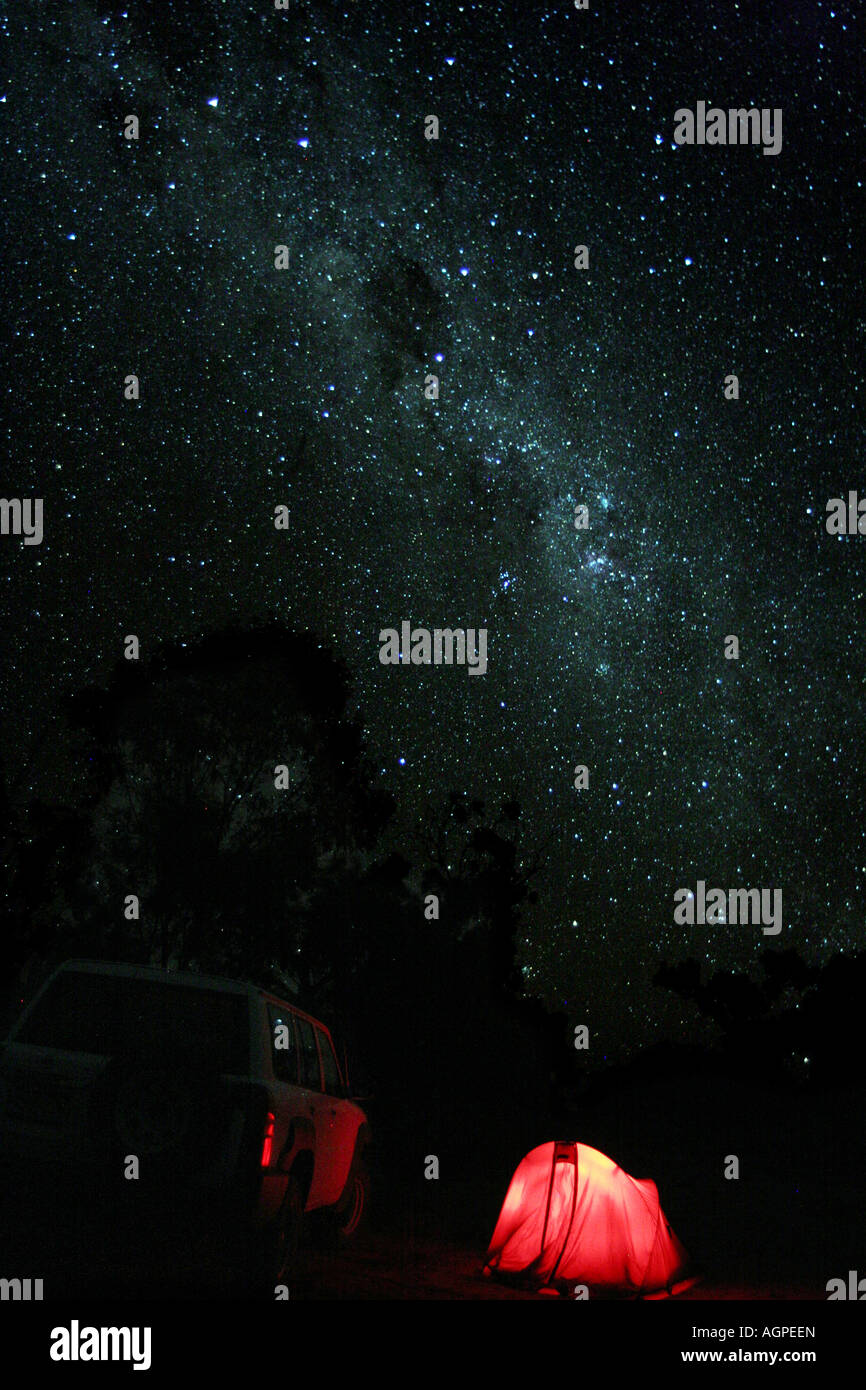 Buschcamping unter eine lebendige Sternenhimmel in der Nähe von Cape Leveque Western Australia Stockfoto