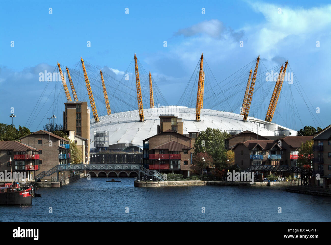 Der Millennium Dome jetzt die O2-Arena, London gesehen von Canary Wharf mit Wohnungen im Vordergrund Stockfoto