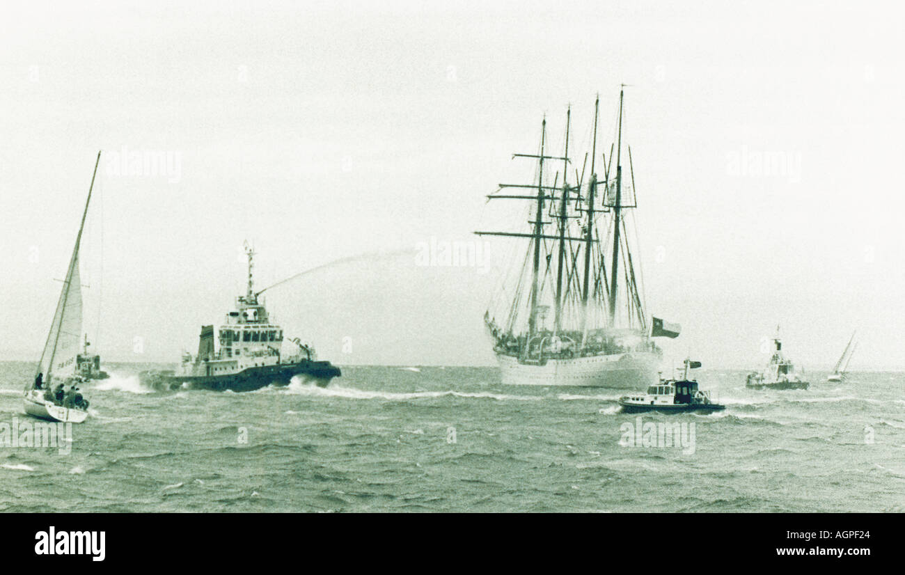 Schlepper und Rescue Boot Kapstadt Südafrika bewölkten Tag Elend Stockfoto