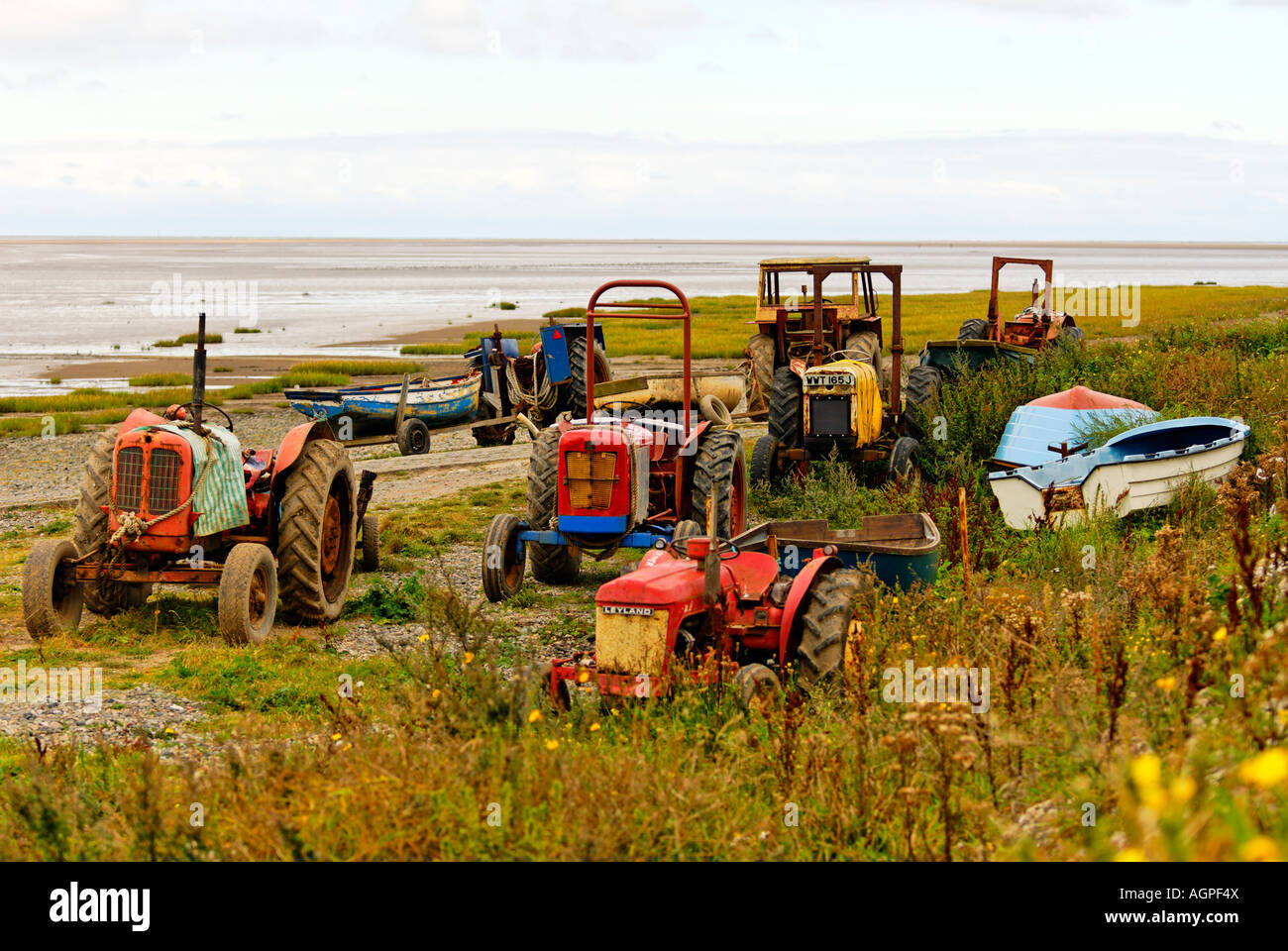 Krabbenfischer Traktoren und Boote am Strand von Lytham St. Annes in Lancashire Stockfoto