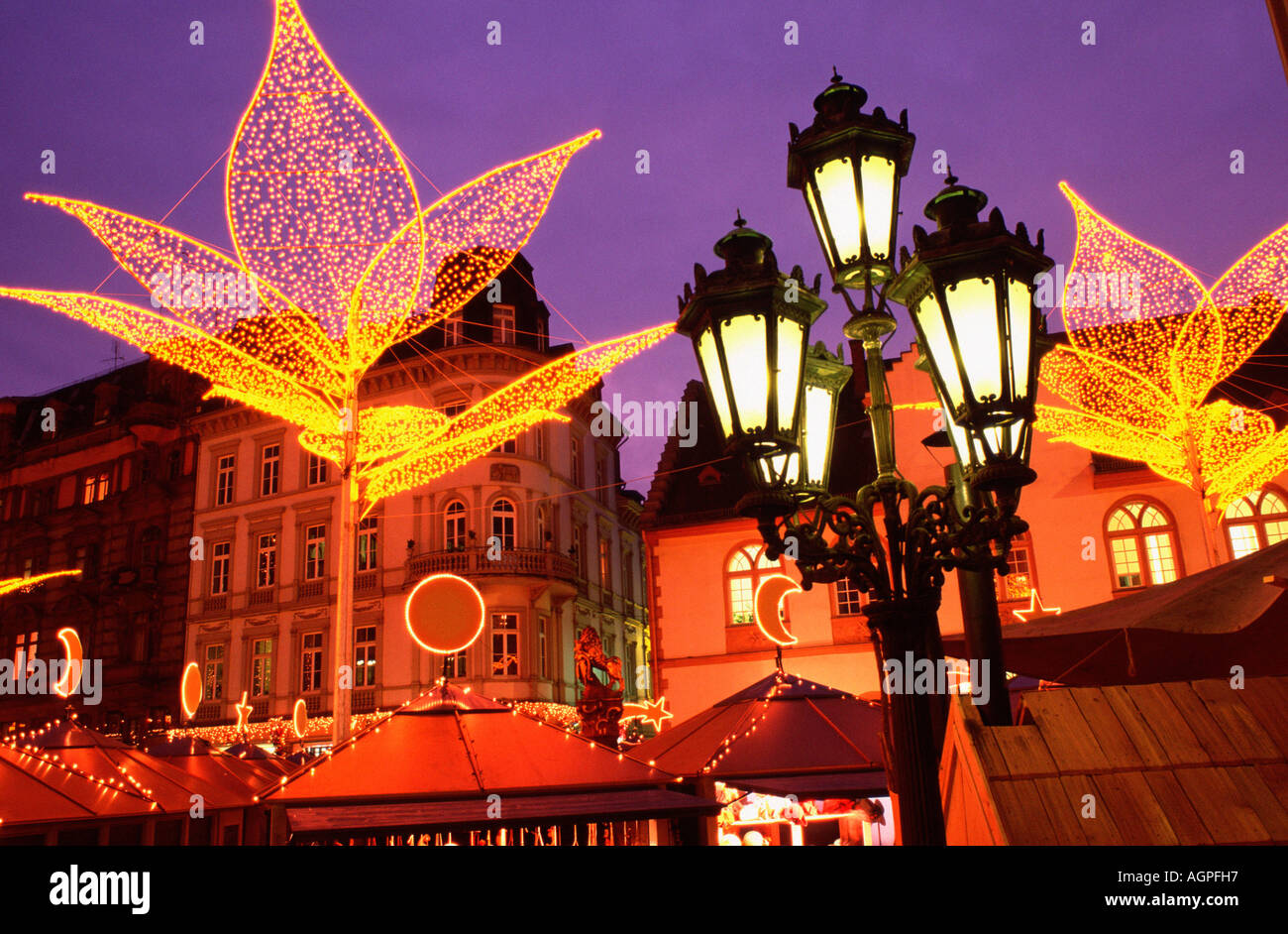 Weihnachtsmarkt / Wiesbaden / Weihnachtsmarkt / Sternschnuppenmarkt