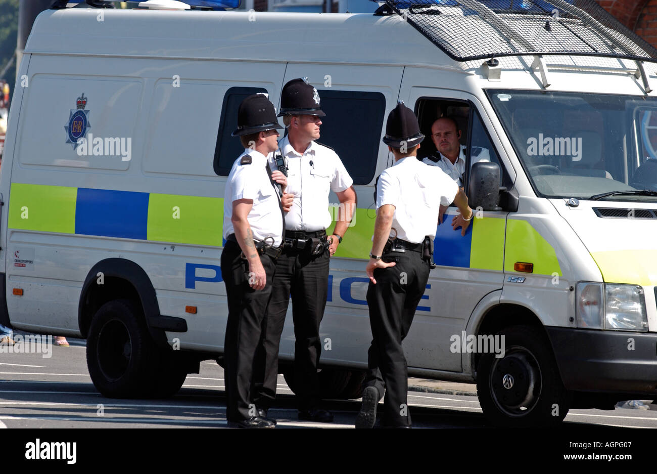 Polizisten mit van in England UK Stockfoto