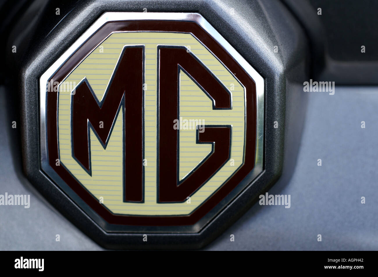 MG-Logo im achteckigen Rahmen Morris Garages Stockfoto