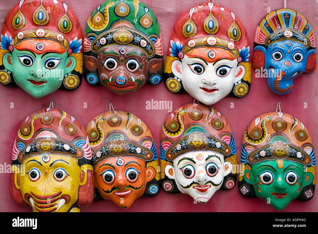 Kleine bemalte Holzmasken. Swayambhu Stupa, Kathmandu, Nepal Stockfoto