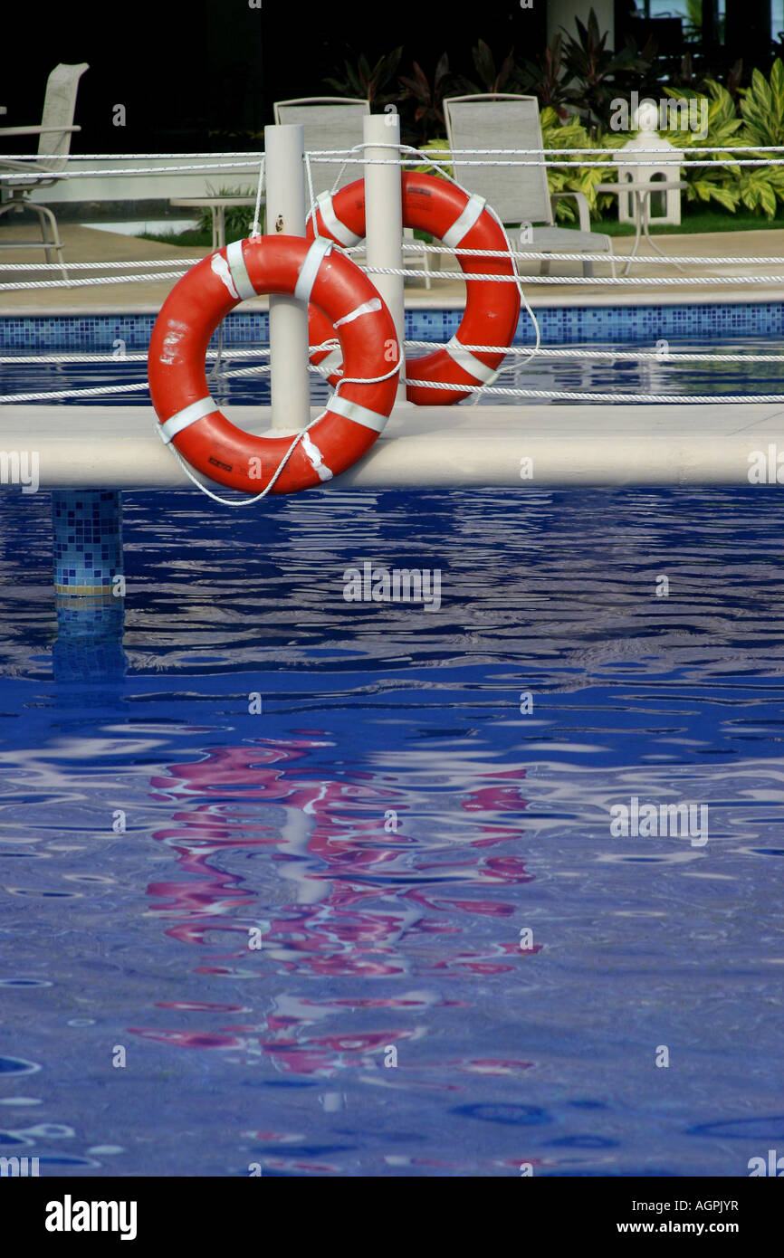 Poolwasser mit Life-Saver-Geräte Stockfoto