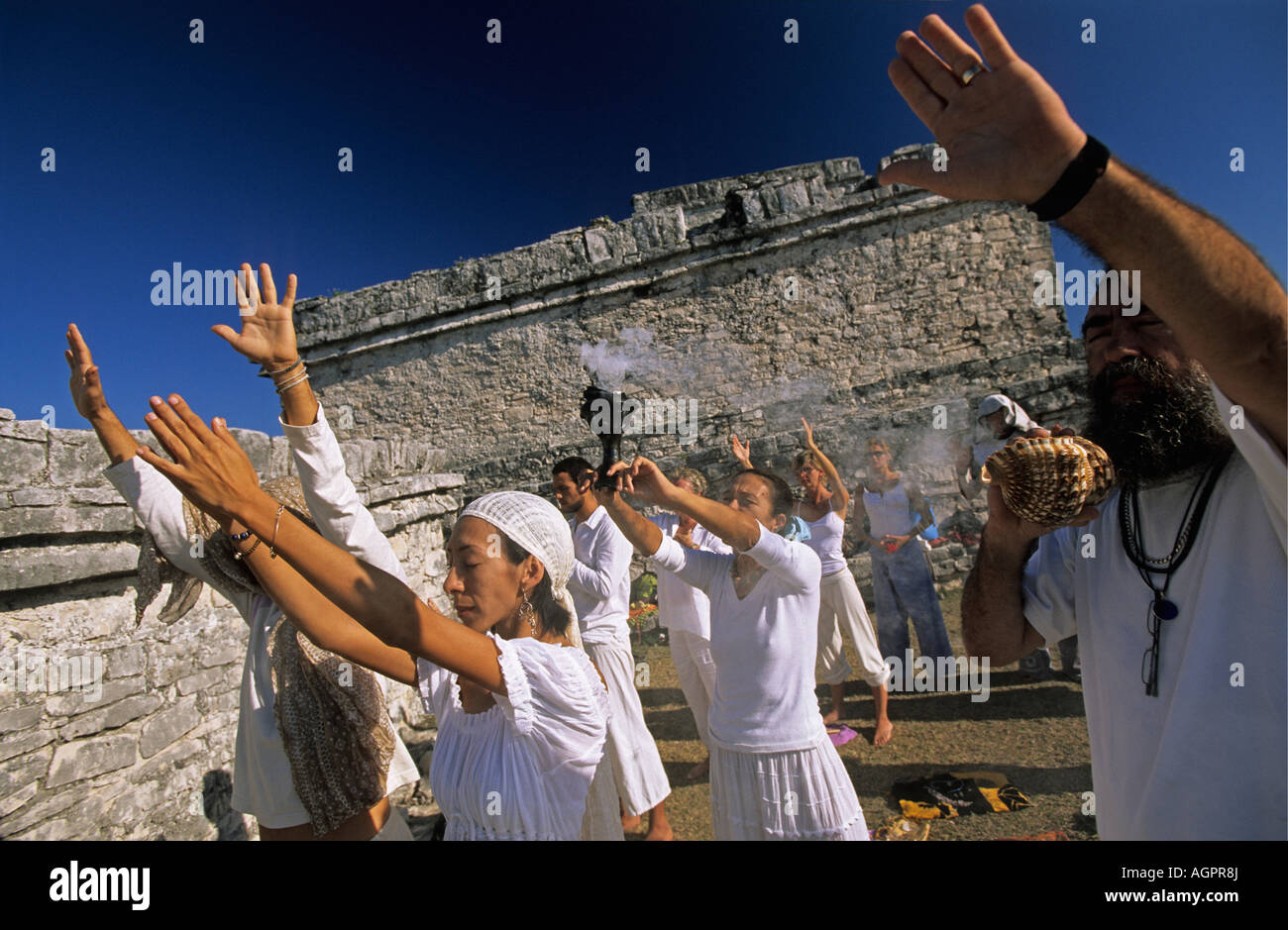 Mexiko, Tulum, Touristen und Maya-Indianer während der Zeremonie am Strand Stockfoto