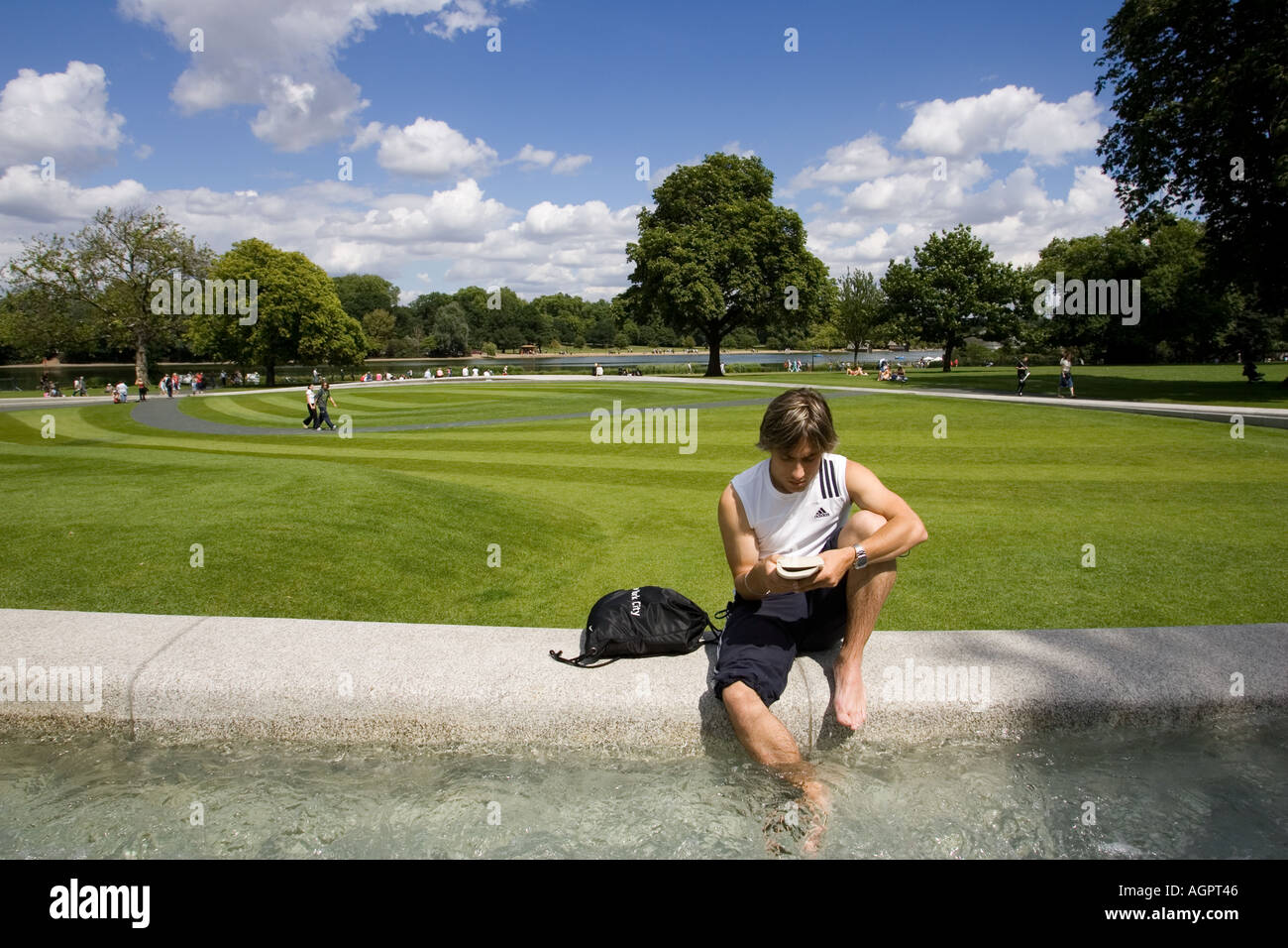 Junger Mann Lesung Prinzessin Diana Gedenkbrunnen Hyde Park London Stockfoto