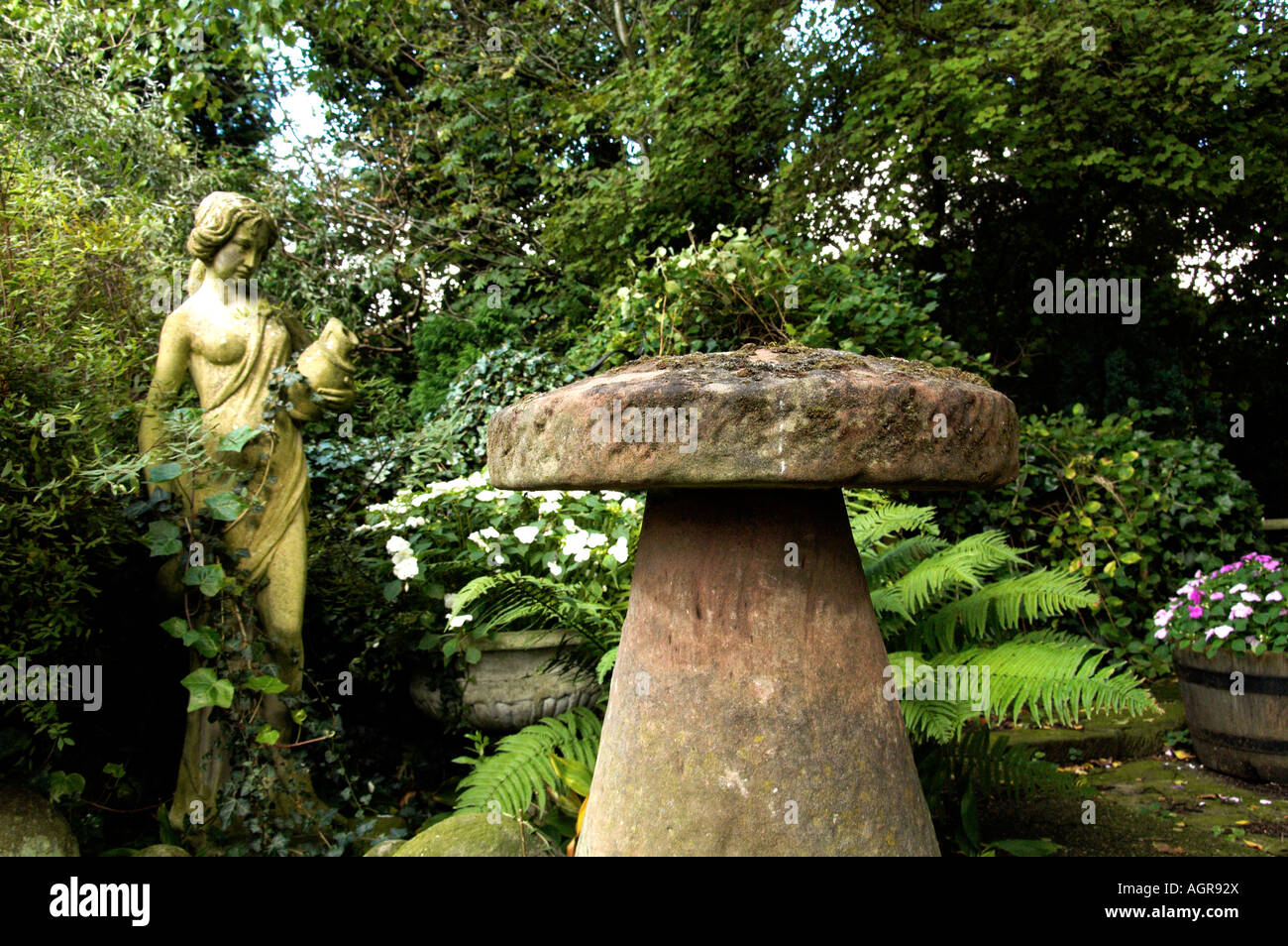 Eine georgische Staddle Stein in einen englischen Garten Stockfoto