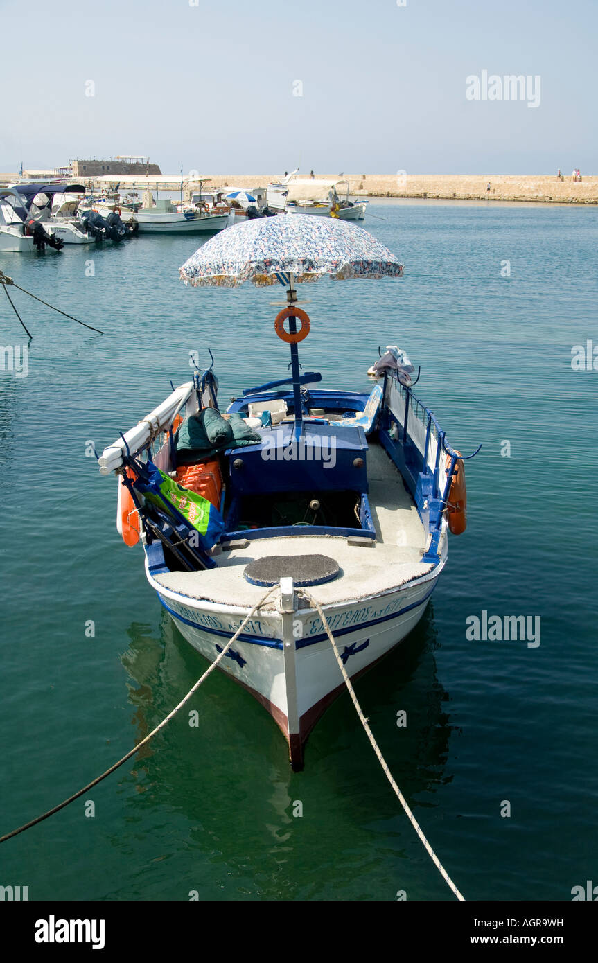 Boot mit Sonnenschirm am Hafen in Chania, Kreta, Griechenland Stockfoto