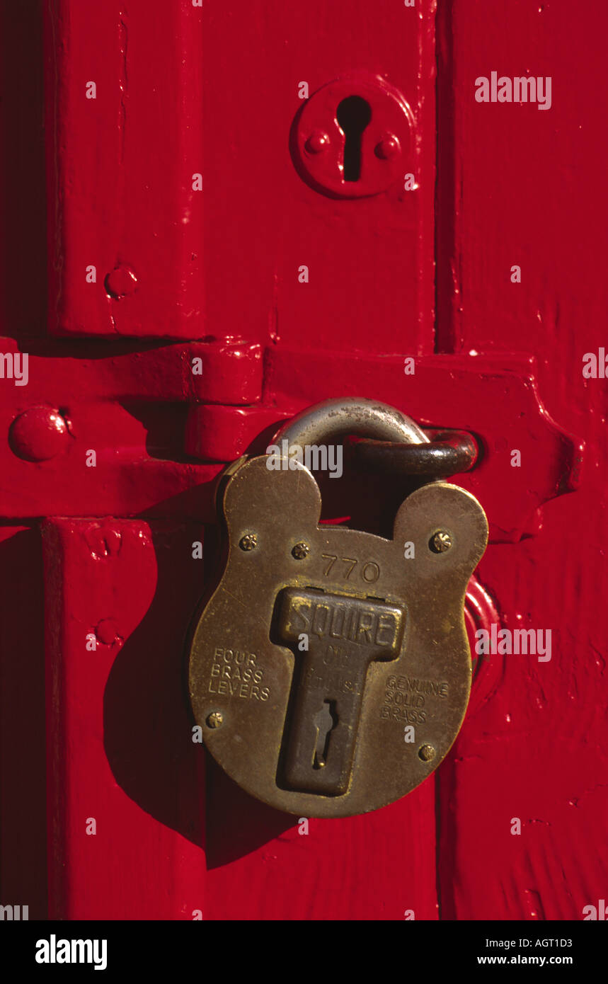Vorhängeschloss Garagentor Stockfoto