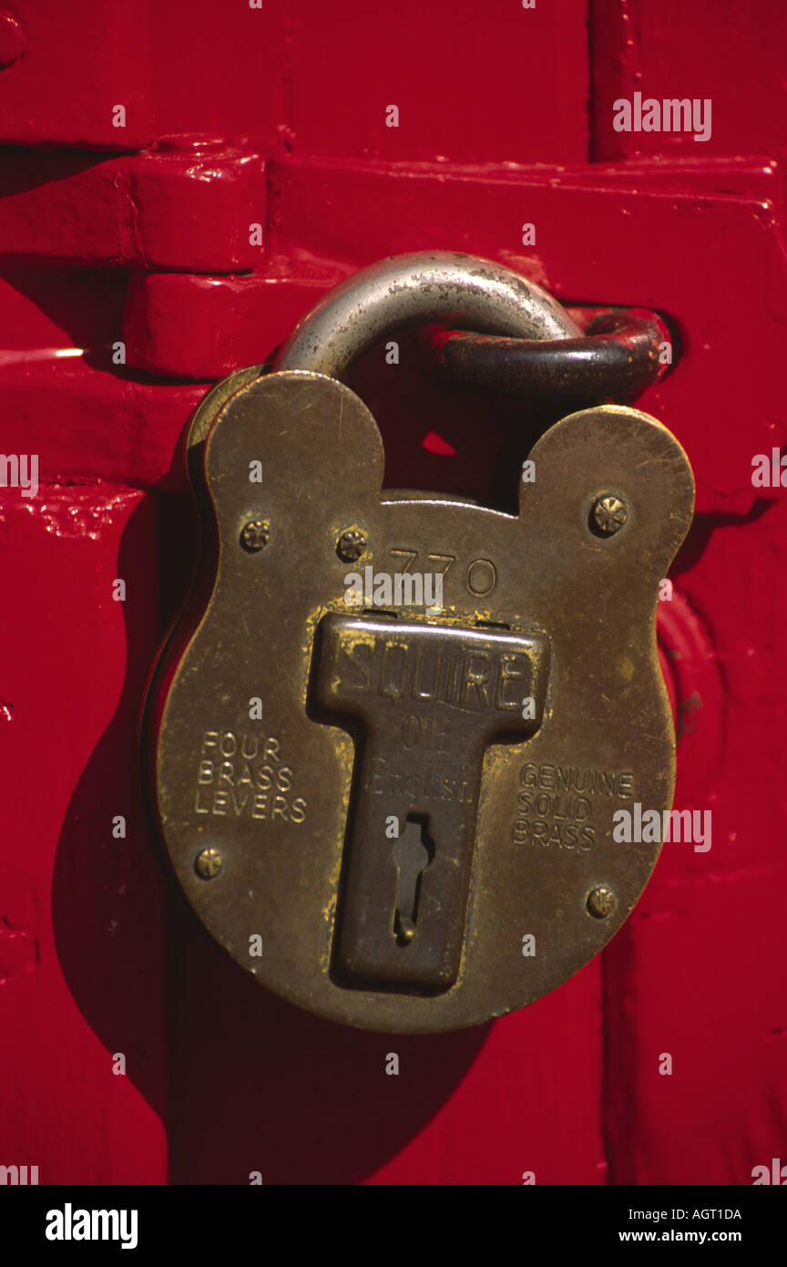 Vorhängeschloss am Garagentor Stockfoto
