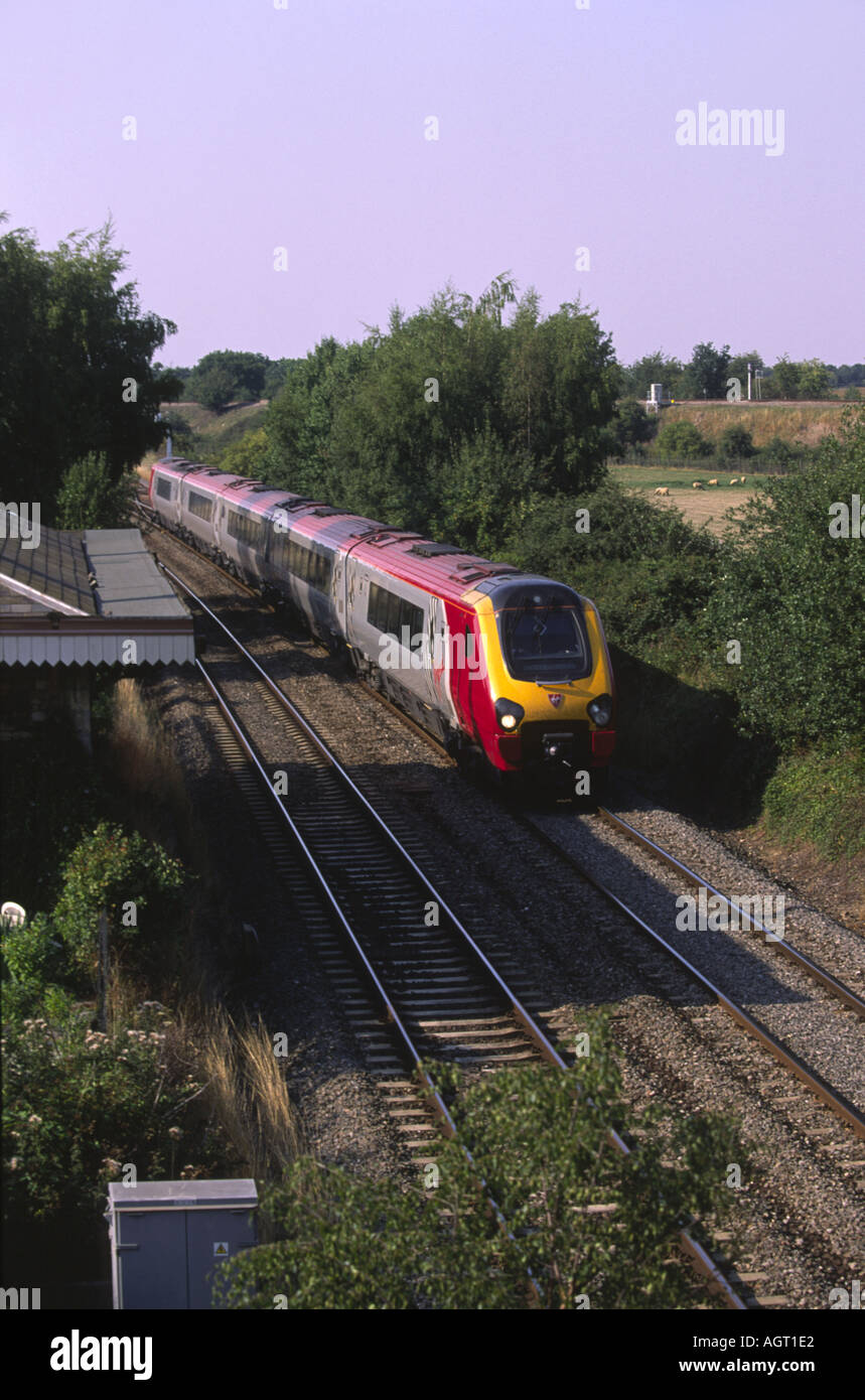 Virgin Voyager Zug durch Aynho Station in Oxfordshire Stockfoto