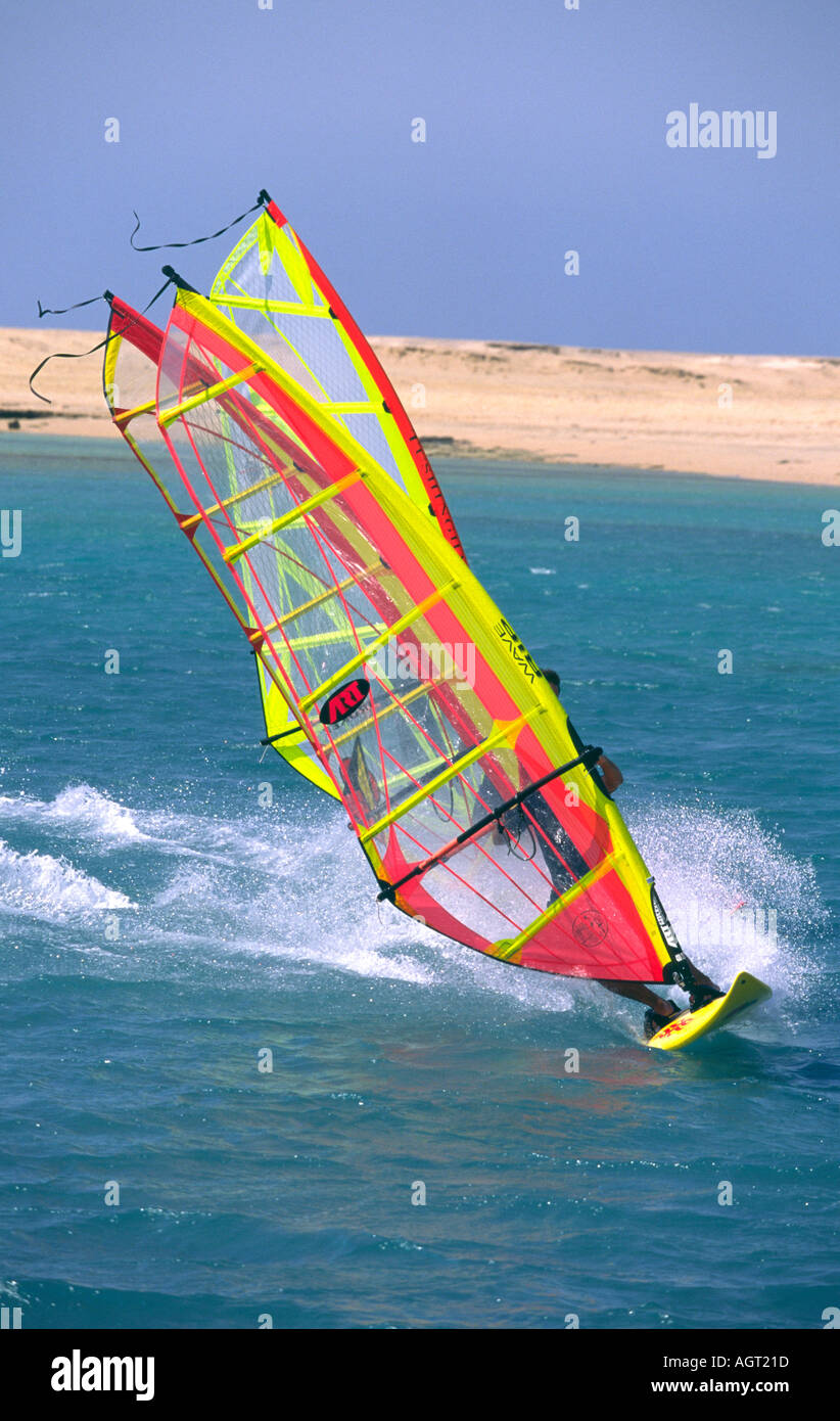 Drei Windsurfer Halse (drehen) nah beieinander in einer Gruppe am Roten Meer in Ras Sudr Sinai Ägypten in der Sonne mit einem Sandstrand im Hintergrund Stockfoto