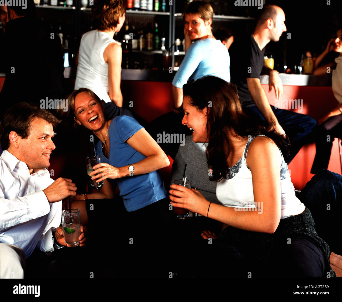 eine Gruppe von Menschen, die Geselligkeit in einem Pub nach der Arbeit Stockfoto