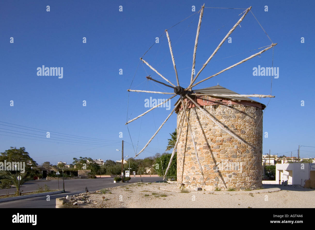 dh Landwirtschaft Windmühle ANTIMACHEIA GRIECHENLAND KOS traditionelle Maismühle Turm mit verstauten Segeln restauriert Stockfoto