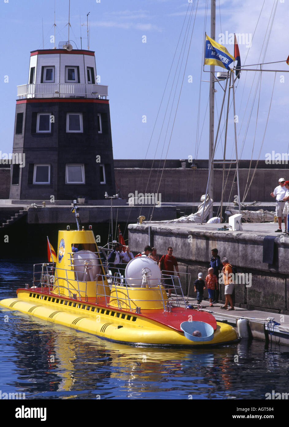 Dh Marina PUERTO CALERO LANZAROTE Familie boarding Gelb Rot u-Boot Hafen Marina Kai Stockfoto