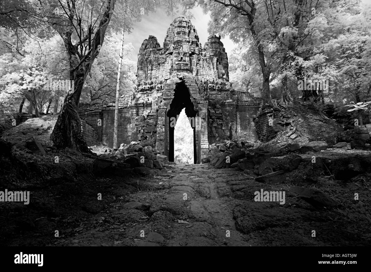 Westtor von Angkor Thom Kambodscha in Infrarot Stockfoto