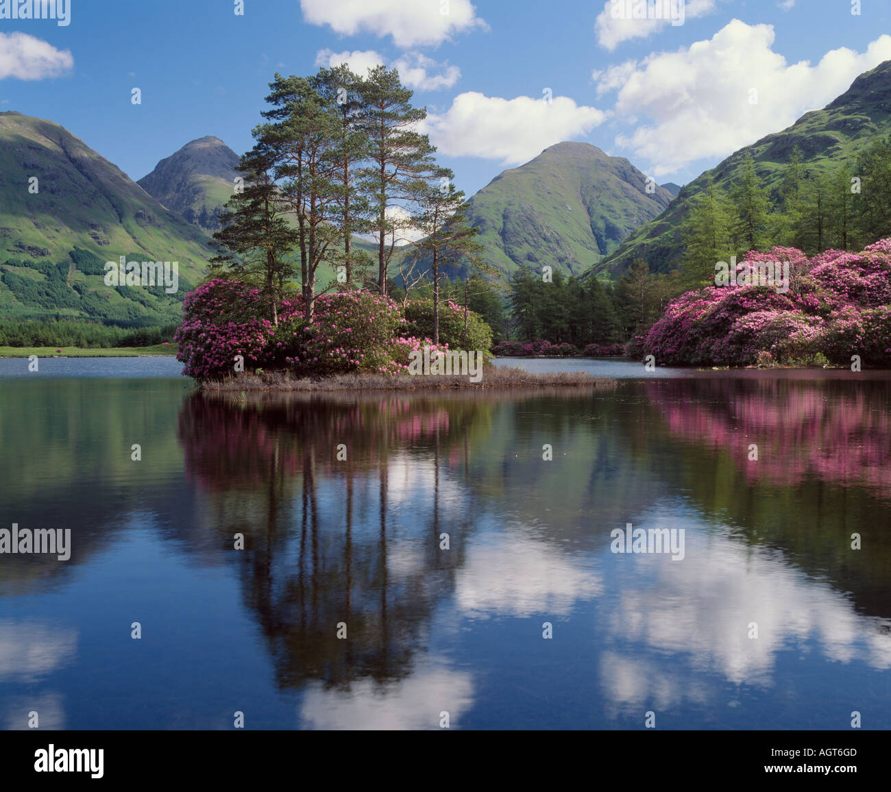 Man Urr, Glen Etive, Highland, Schottland, UK.  Blick auf Buachaille Etive Beag und Buachaille Etive Mor Stockfoto