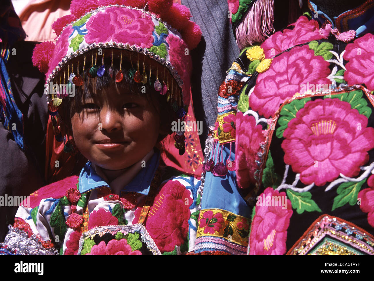 Yi-Mädchen in Tanhua, Yunnan, China gekleidet traditionell auf das jährliche Blumenfest anheften. Stockfoto
