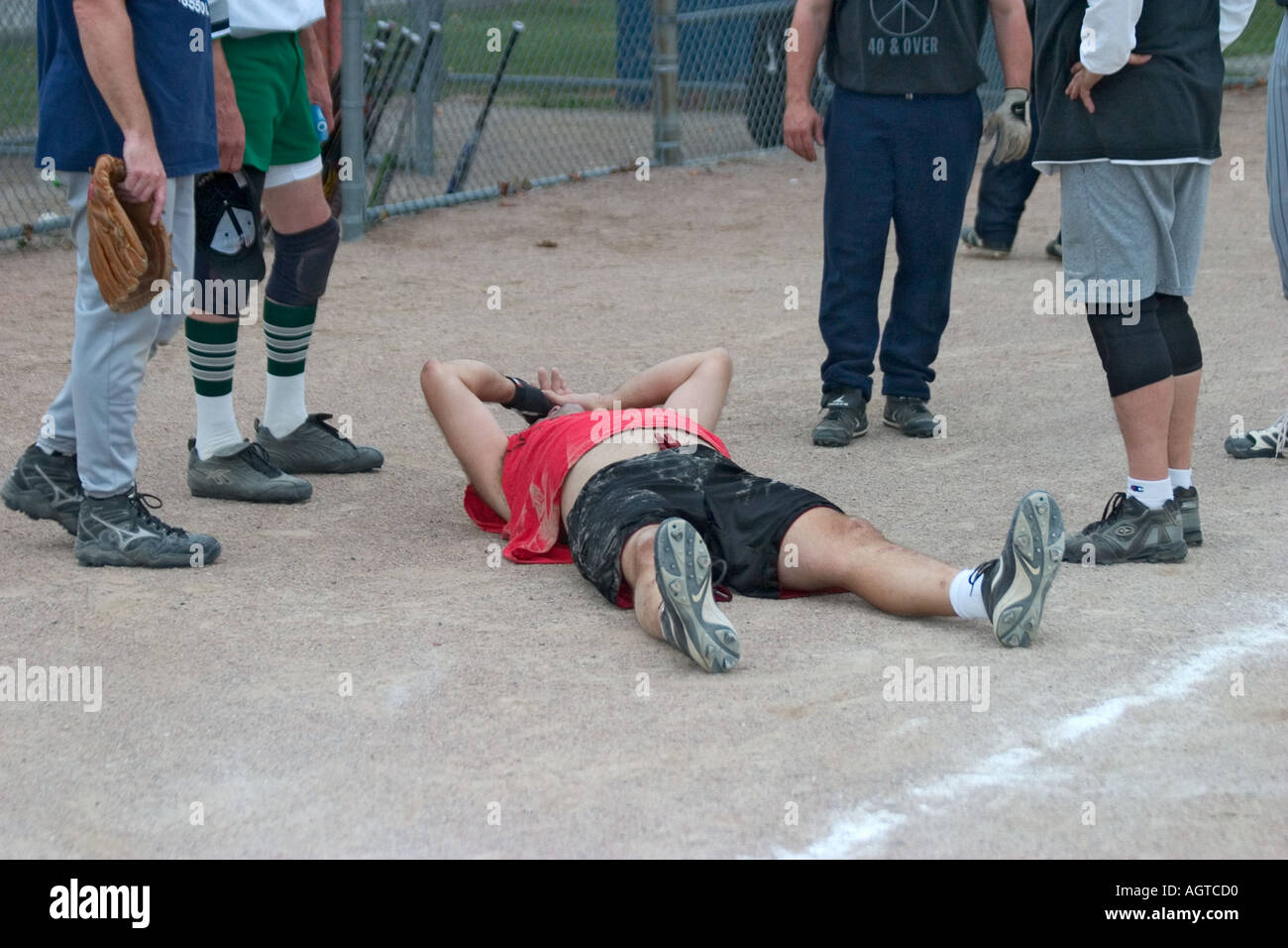 Verletzten Softball Spieler in mehr als 40 Freizeit Liga Stockfoto