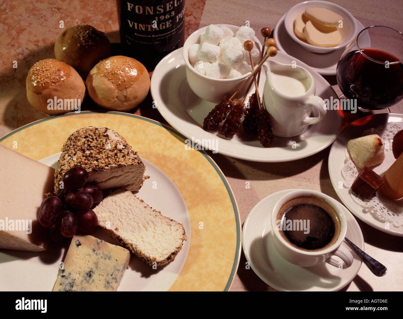 Nach dem Abendessen Kaffee Käse port Stockfotografie - Alamy