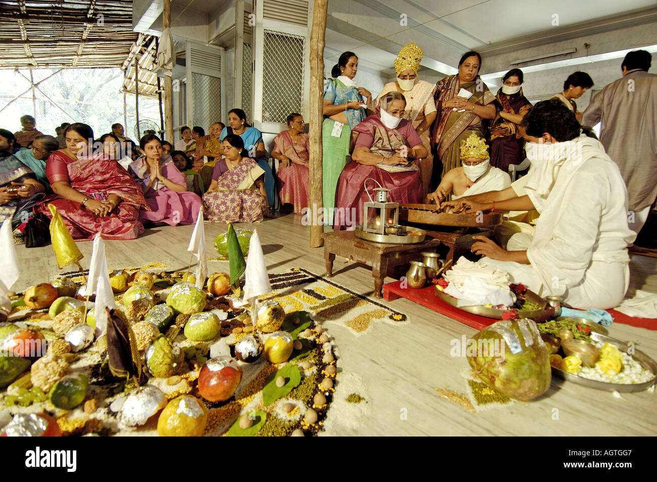 Spezielle hinduistische Gebete von der indischen Jain Religionsgemeinschaft in Indien bietet Obst Gemüse Mund bedeckt mit Tuch asiatische Stockfoto
