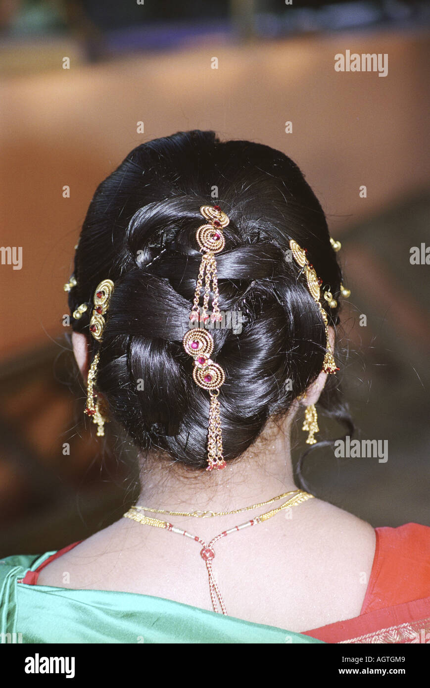 SBP79980 Maharastiran indische Braut zeigt Stil ihr Haar, Maharashtra, Indien Stockfoto