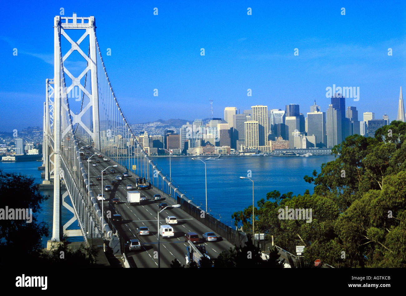 BAY BRIDGE UND SAN FRANCISCO Stockfoto