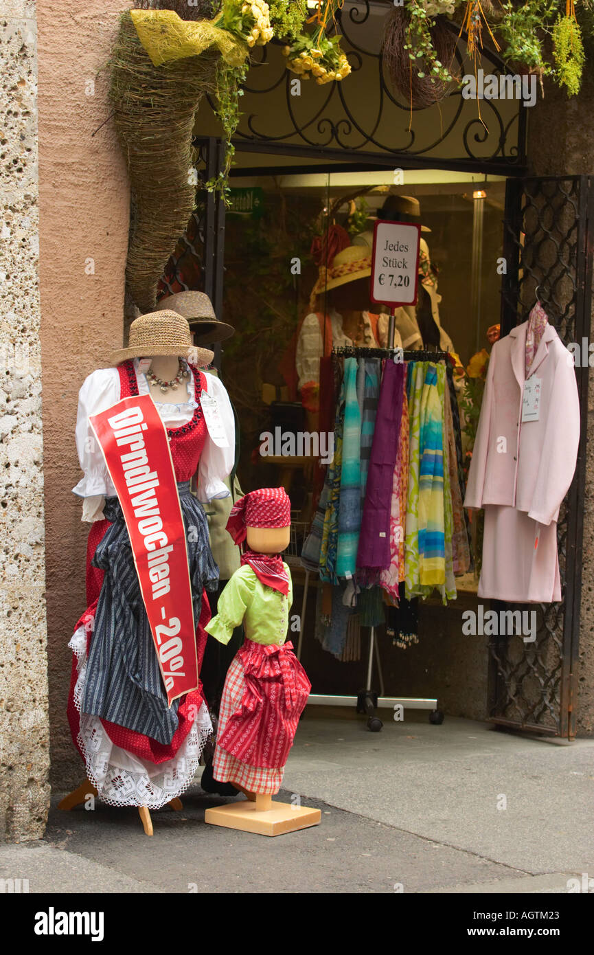 Traditionelle Kleidung Shop. Salzburg, Österreich Stockfotografie - Alamy