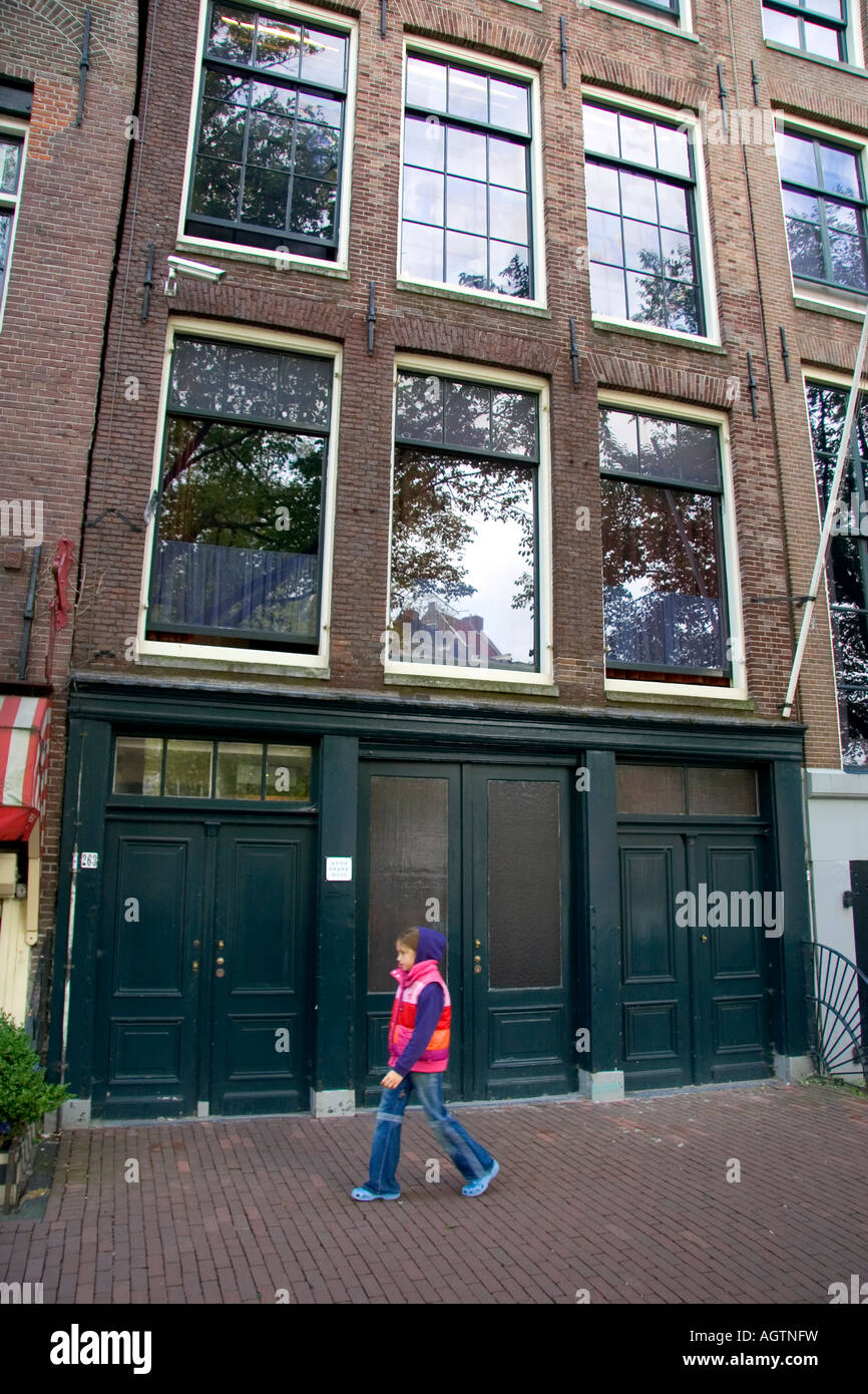 Ein junges Mädchen geht vorbei an Anne Frank House in Amsterdam Niederlande Stockfoto
