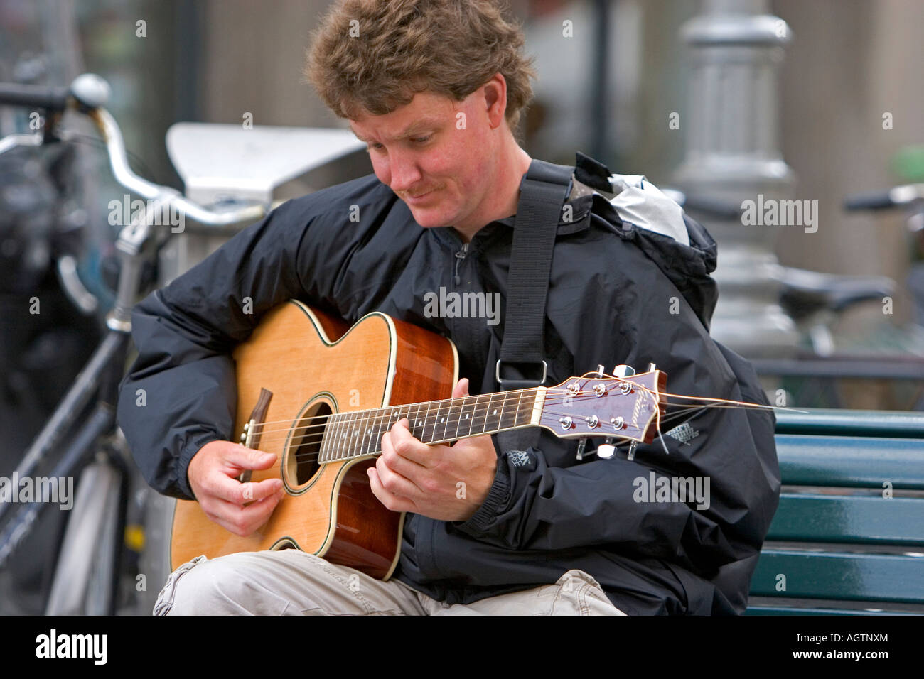 Man spielt eine Gitarre auf der Straße in Amsterdam Niederlande Stockfoto