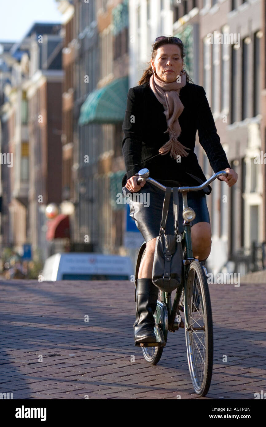 Frau mit dem Fahrrad auf der Straße in Amsterdam Niederlande Stockfoto