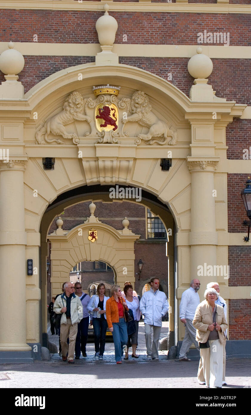 Besucher im Innenhof der Binnenhof in den Haag in der Provinz Süd-Holland Niederlande Stockfoto